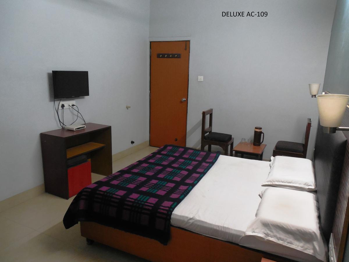 Hotel Silver Springs Ahmedabad Exterior foto